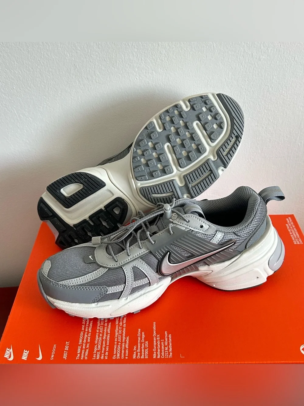 Nike V2K Run women’s Men’s Sneakers - size 7 Grey/White - Picture 5 of 8